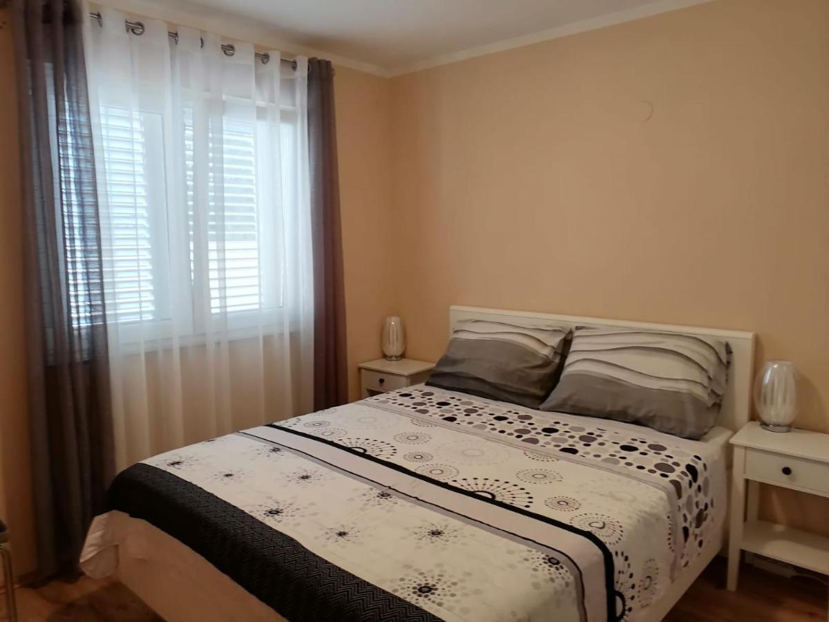 Apartamento Ena Turanj Exterior foto